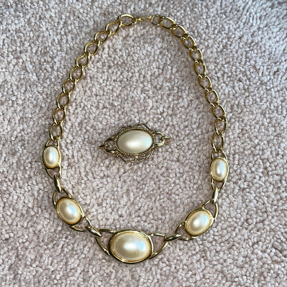 Faux Pear and Gold-tone necklace and Brooch 🤍